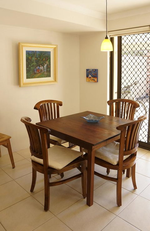 Suffolk House - Accommodation Burleigh 8