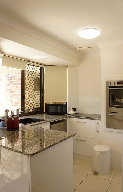 Suffolk House - Accommodation Burleigh 9