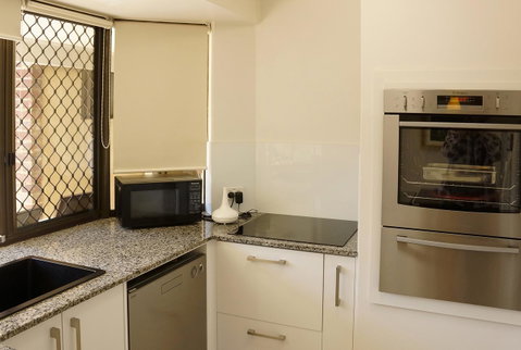 Suffolk House - Accommodation Burleigh 10