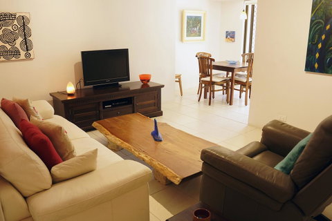 Suffolk House - Accommodation Burleigh 7
