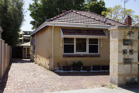 Suffolk House - Accommodation Burleigh 2