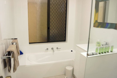 Suffolk House - Accommodation Burleigh 15