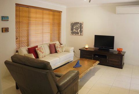 Suffolk House - Accommodation Burleigh 6
