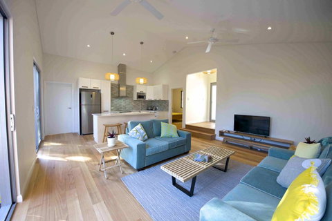 Sunny Blinco Street House - Accommodation Burleigh 2
