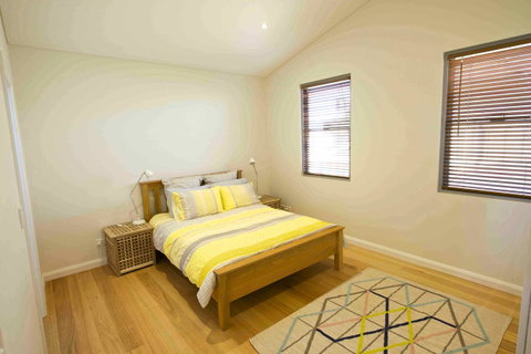 Sunny Blinco Street House - Accommodation Burleigh 8
