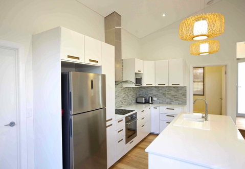 Sunny Blinco Street House - Accommodation Burleigh 5