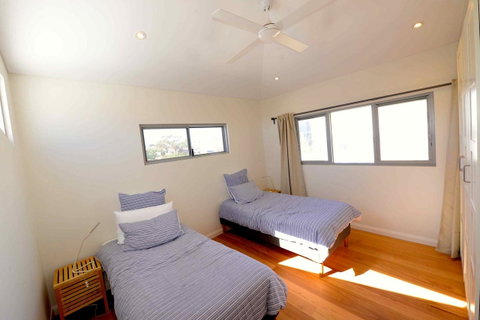 Sunny Blinco Street House - Accommodation Burleigh 10