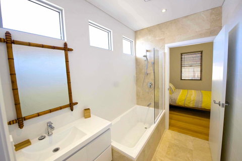 Sunny Blinco Street House - Accommodation Burleigh 9