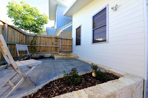 Sunny Blinco Street House - Accommodation Burleigh 12