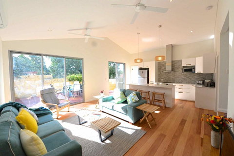Sunny Blinco Street House - Accommodation Burleigh 0