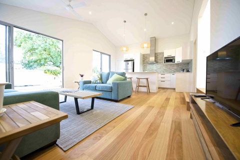 Sunny Blinco Street House - Accommodation Burleigh 1