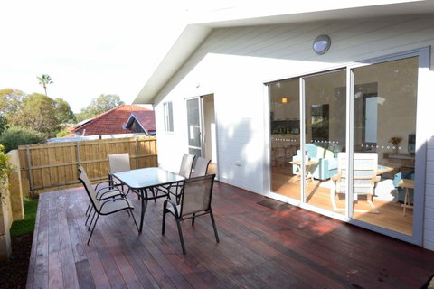 Sunny Blinco Street House - Accommodation Burleigh 11