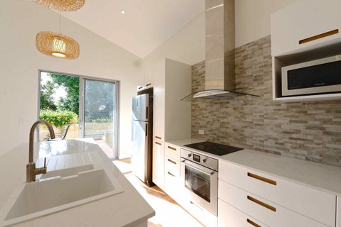 Sunny Blinco Street House - Accommodation Burleigh 3
