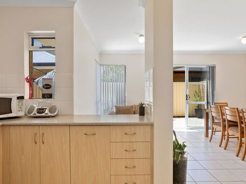 Cooper Street - Accommodation Burleigh 32