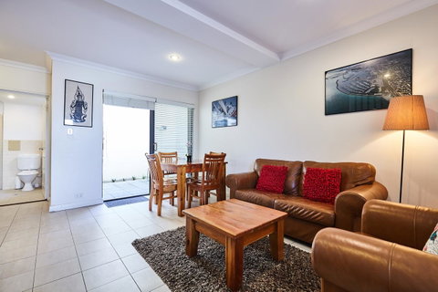 Fremantle Townhouse Unit 6 - Accommodation Burleigh 1