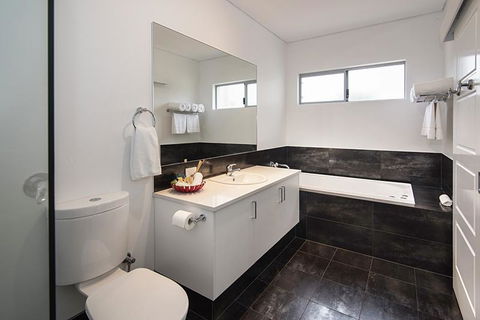 Churchill Studios - Accommodation Burleigh 1