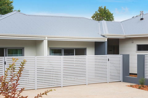 Churchill Studios - Accommodation Burleigh 6