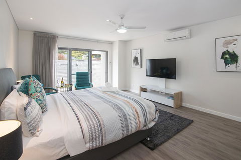 Churchill Studios - Accommodation Burleigh 2
