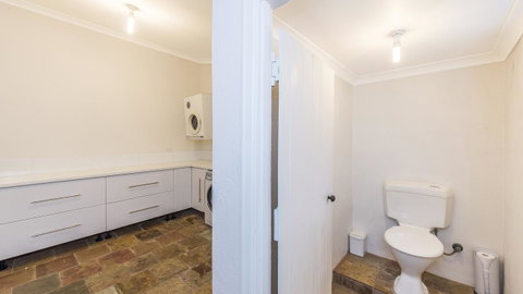 Leisurely Manor - Spacious Three Bedroom Home In Fremantle - Accommodation Burleigh 12