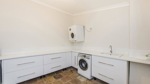 Leisurely Manor - Spacious Three Bedroom Home In Fremantle - Accommodation Burleigh 9