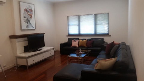 Leisurely Manor - Spacious Three Bedroom Home In Fremantle - Accommodation Burleigh 5