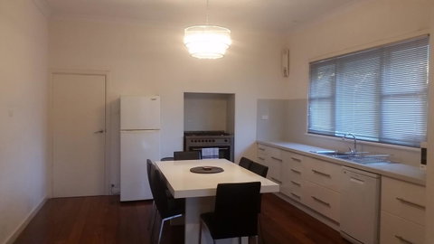 Leisurely Manor - Spacious Three Bedroom Home In Fremantle - Accommodation Burleigh 3