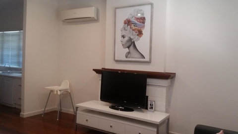 Leisurely Manor - Spacious Three Bedroom Home In Fremantle - Accommodation Burleigh 6