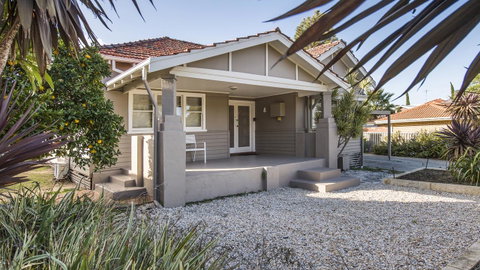 Leisurely Manor - Spacious Three Bedroom Home In Fremantle - Accommodation Burleigh 16