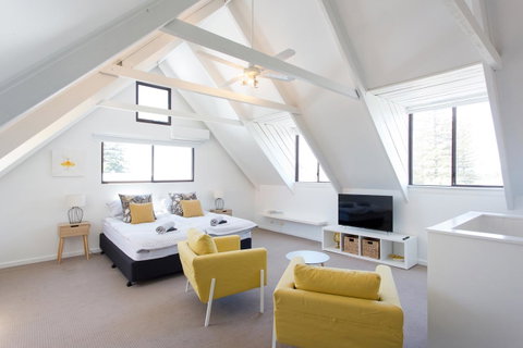 Monument Hill Townhouse - Fremantle - Accommodation Burleigh 0