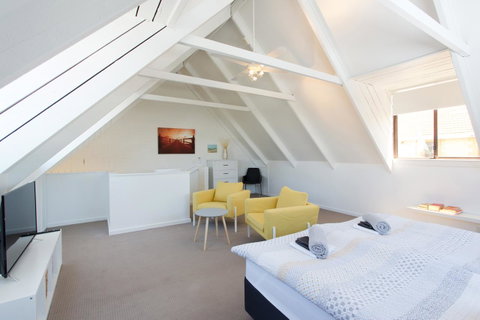 Monument Hill Townhouse - Fremantle - Accommodation Burleigh 2