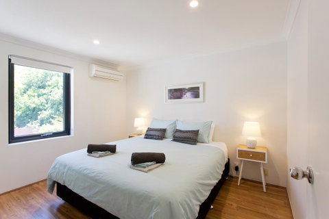 Monument Hill Townhouse - Fremantle - Accommodation Burleigh 6