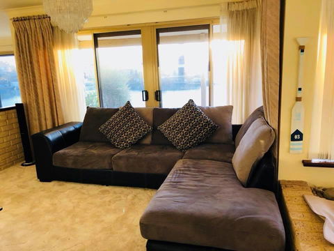 LA ANCHOR ON THE CANALS (MANDURAH) - Accommodation Burleigh 4