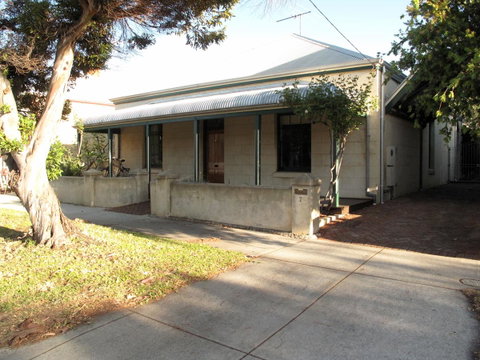 The Russell House - Accommodation Burleigh 23