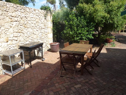 The Russell House - Accommodation Burleigh 17