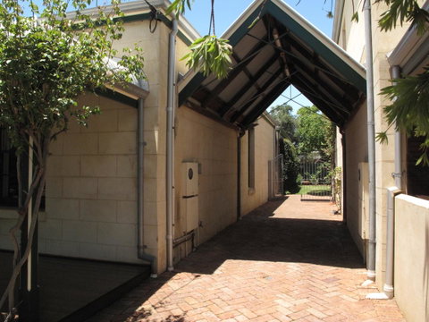 The Russell House - Accommodation Burleigh 24