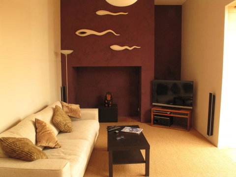 The Russell House - Accommodation Burleigh 7