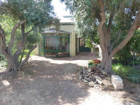 The Russell House - Accommodation Burleigh 22