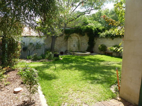 The Russell House - Accommodation Burleigh 18
