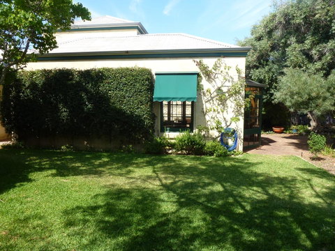 The Russell House - Accommodation Burleigh 19