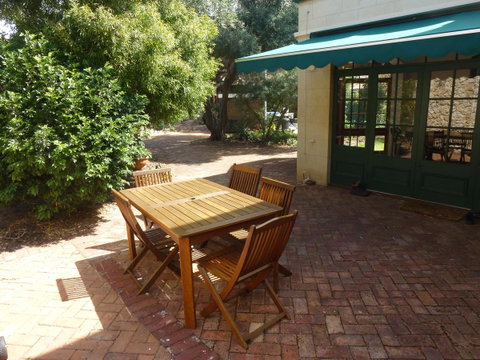 The Russell House - Accommodation Burleigh 16