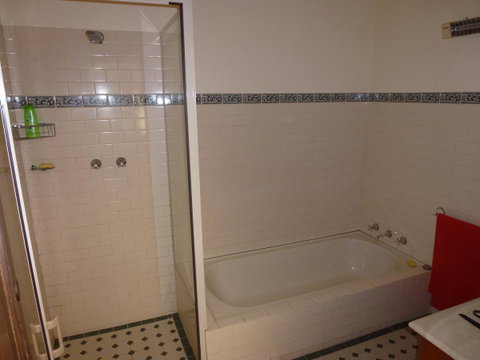 The Russell House - Accommodation Burleigh 14