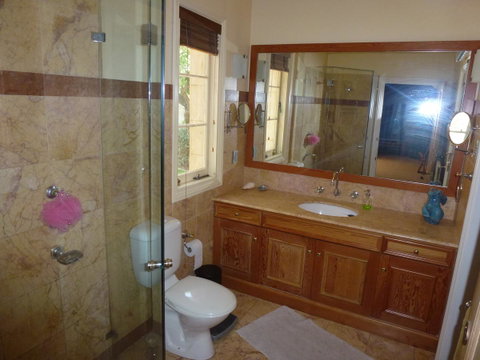 The Russell House - Accommodation Burleigh 10
