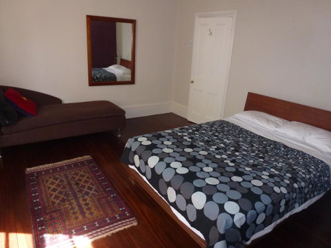 The Russell House - Accommodation Burleigh 9