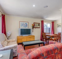 Brilliant neat convenient family-friendly house - Accommodation Burleigh