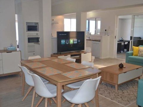 Caravel Beach House Mandurah - Accommodation Burleigh 22