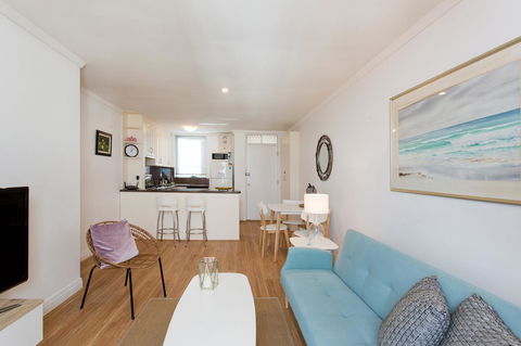 Ocean Breeze Apartment - Accommodation Burleigh 9