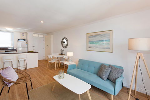Ocean Breeze Apartment - Accommodation Burleigh 10