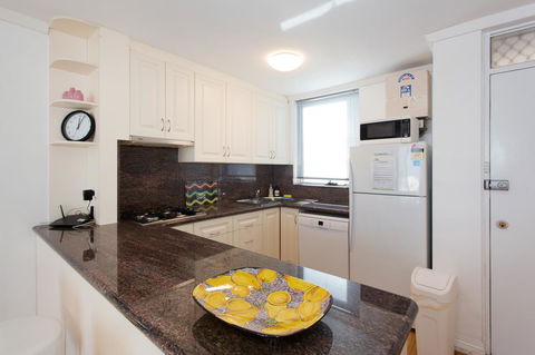 Ocean Breeze Apartment - Accommodation Burleigh 2