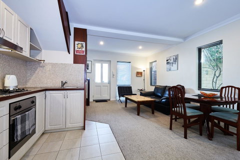 Fremantle Townhouse Unit 4 - Accommodation Burleigh 6