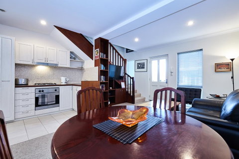 Fremantle Townhouse Unit 4 - Accommodation Burleigh 4